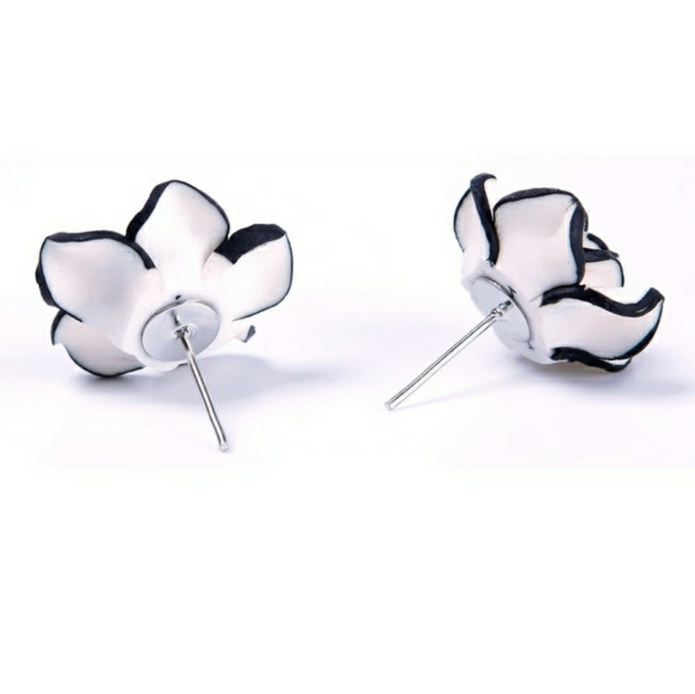Elegant Black & White Flower Stud Earrings - Picture 4 of 4